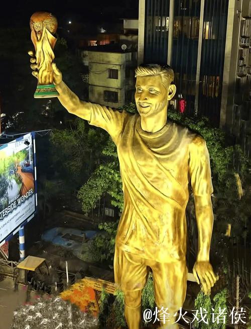 梅西印度行启程，加尔各答揭幕21米高捧杯雕像