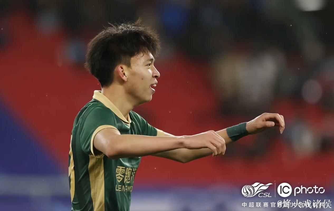 官方：浙江俱乐部绿城队王钰栋当选2025中超最佳青年球员